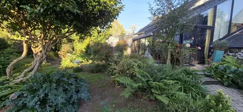 Foto de PONT-DE-BUIS-LÈS-QUIMERCH – RUMENGOL - LE FAOU Casa de encanto en zona tranquila, jardín paisajístico