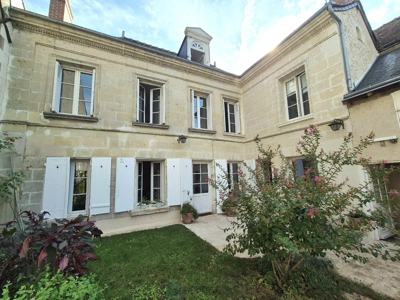 Amboise town centre, manor house, garden, outbuildings