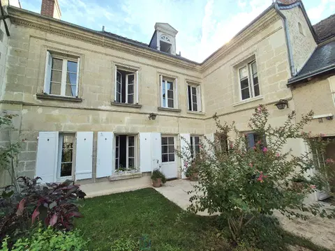 Photo of Amboise town centre, manor house, garden, outbuildings