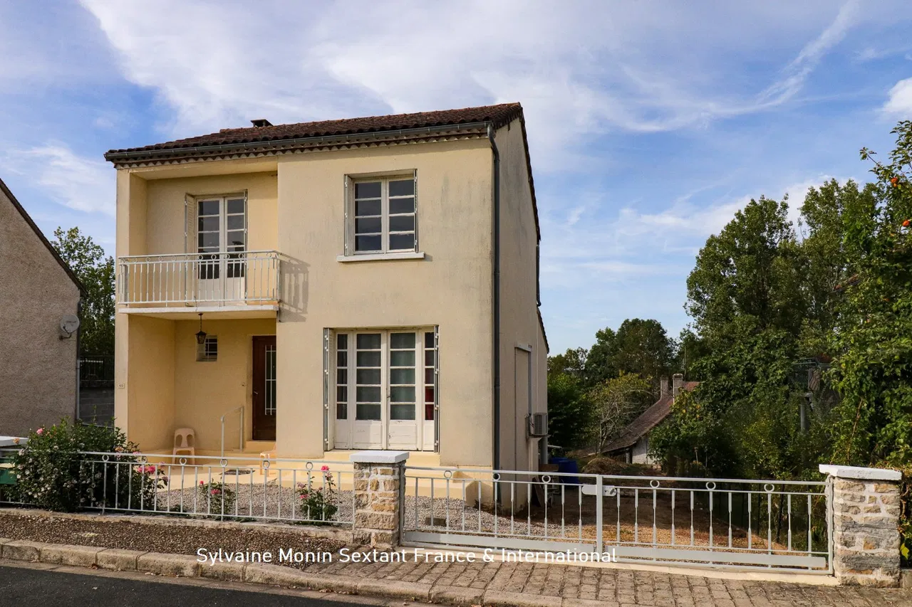 4-bedroom house with enclosed garden, in a quiet location close to shops