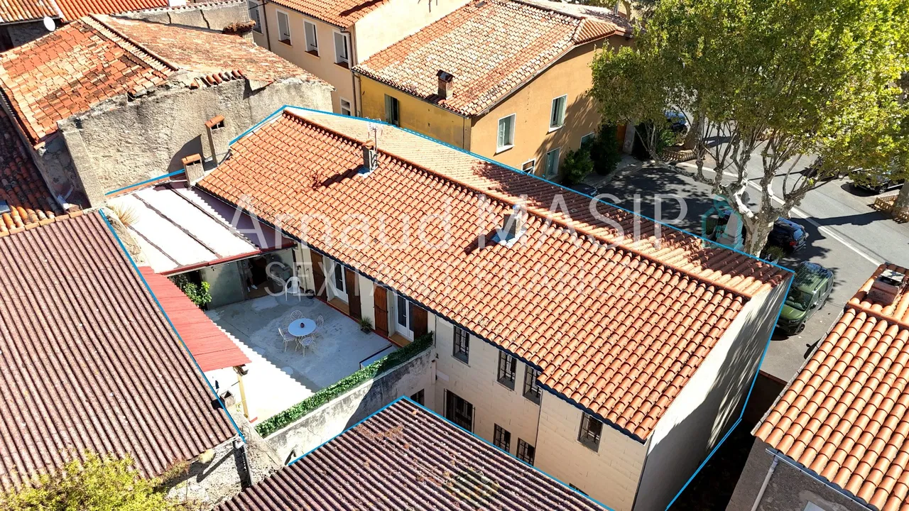 PROPRIETÀ SPAZIOSA E VERSATILE, 340m², AMPI LABORATORI, APPARTAMENTO AL PIANO SUPERIORE CON 4 CAMERE, GARAGE, TERRAZZO PRIVATO