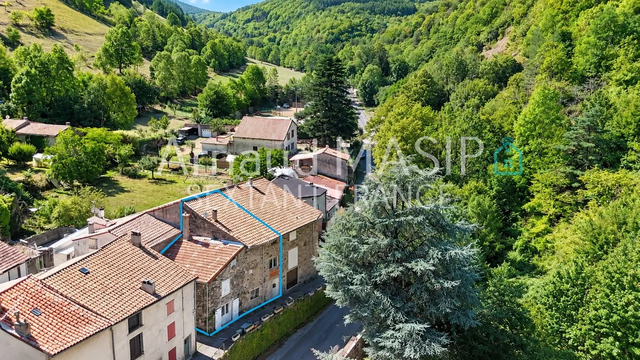 CASA DI PIETRA NEL VILLAGGIO CON LABORATORIO ADIACENTE IN POSIZIONE TRANQUILLA E RURALE