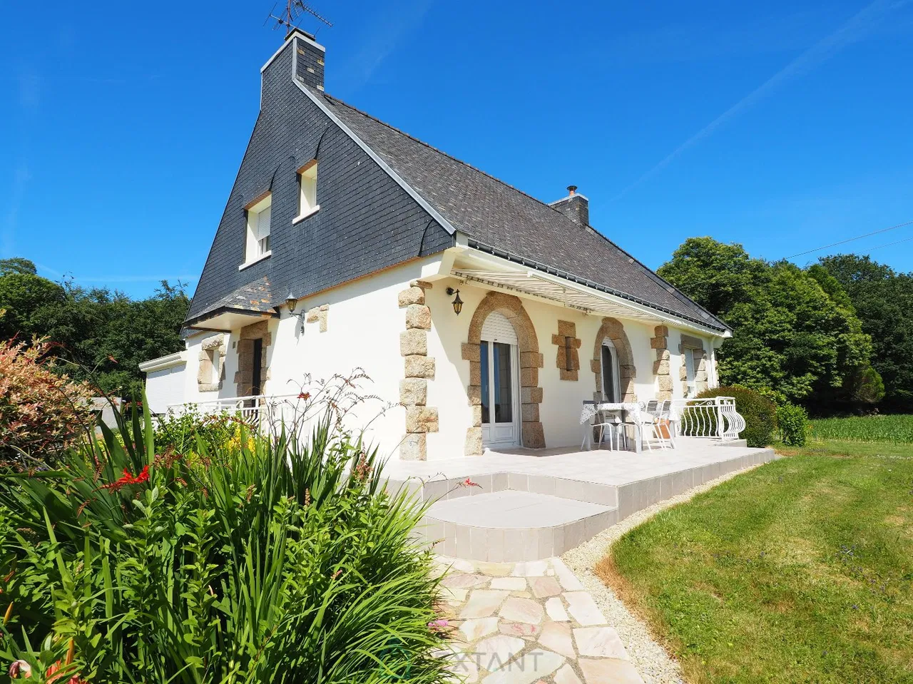 Tradizionale gradevole e luminosa con seminterrato completo - Bellissimo terreno paesaggistico di 2.800 m²