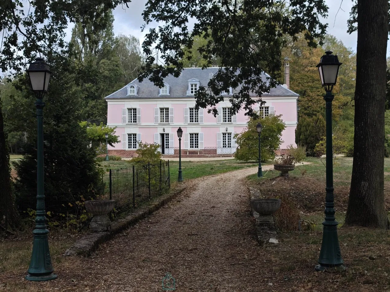 SEINE-ET-MARNE — AN EXCEPTIONAL ESTATE OF 28 HECTARES
