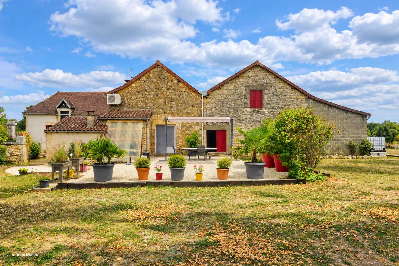 Casa de campo nestingida en el corazón de una naturaleza verde y preservada, en el Périgord vert.
