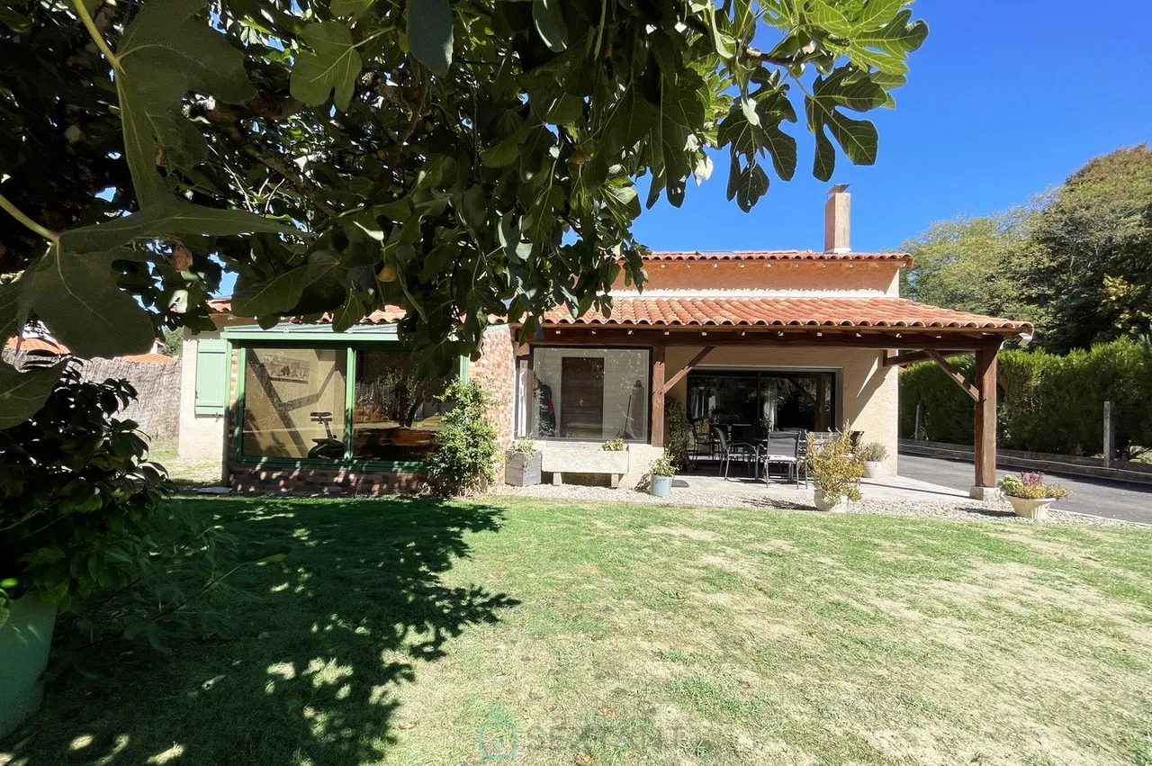 CASA DE 187 M² EN UNA PARCELA DE 1.847 M² CON PISCINA.