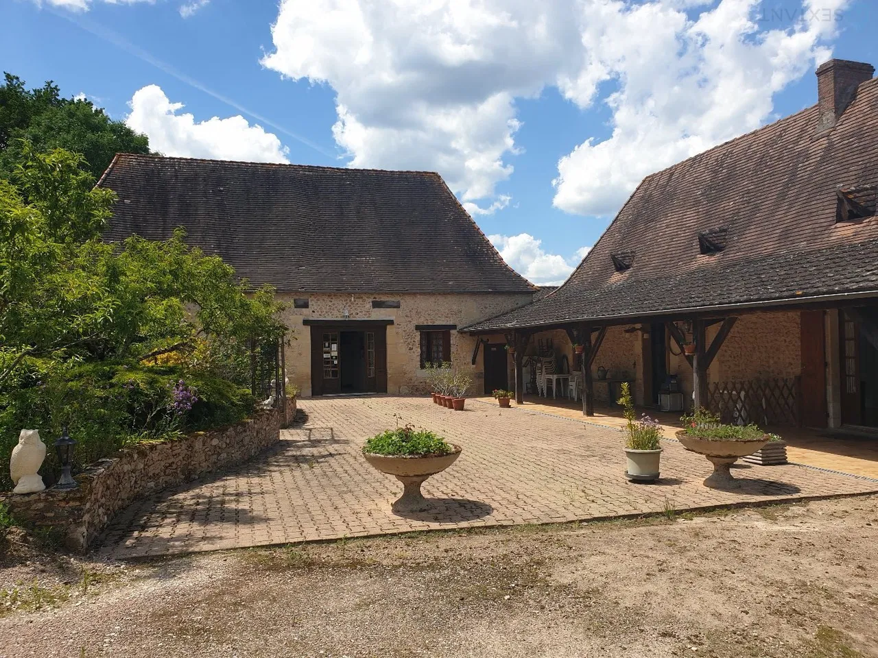 Exceptional U-shaped Perigourdin enclosure including cottages and guest rooms