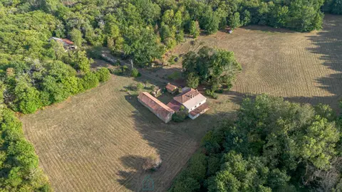 Photo of Farm with no neighbors, 2 houses and 7 hectares of land near Villefranche du Périgord
