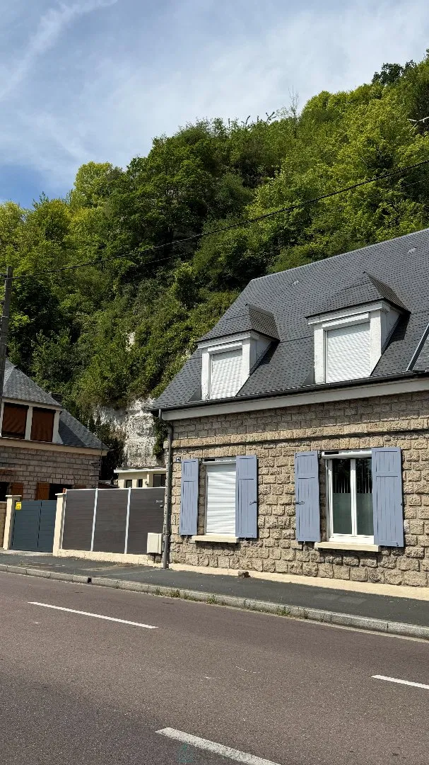 Charming semi-detached house with an unusual layout in the heart of Orival, on the banks of the Seine.