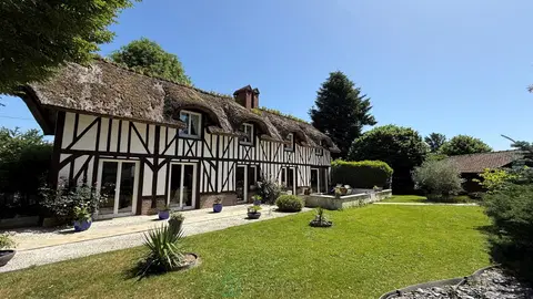 Foto di Bella proprietà con incantevole casa normanna in campagna