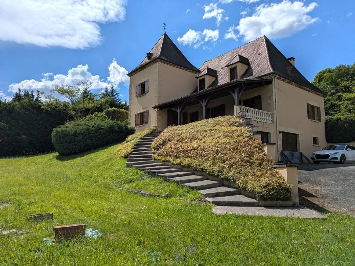 Authentic Périgord Stone House with Panoramic Valley Views, Close to Shops and Amenities.