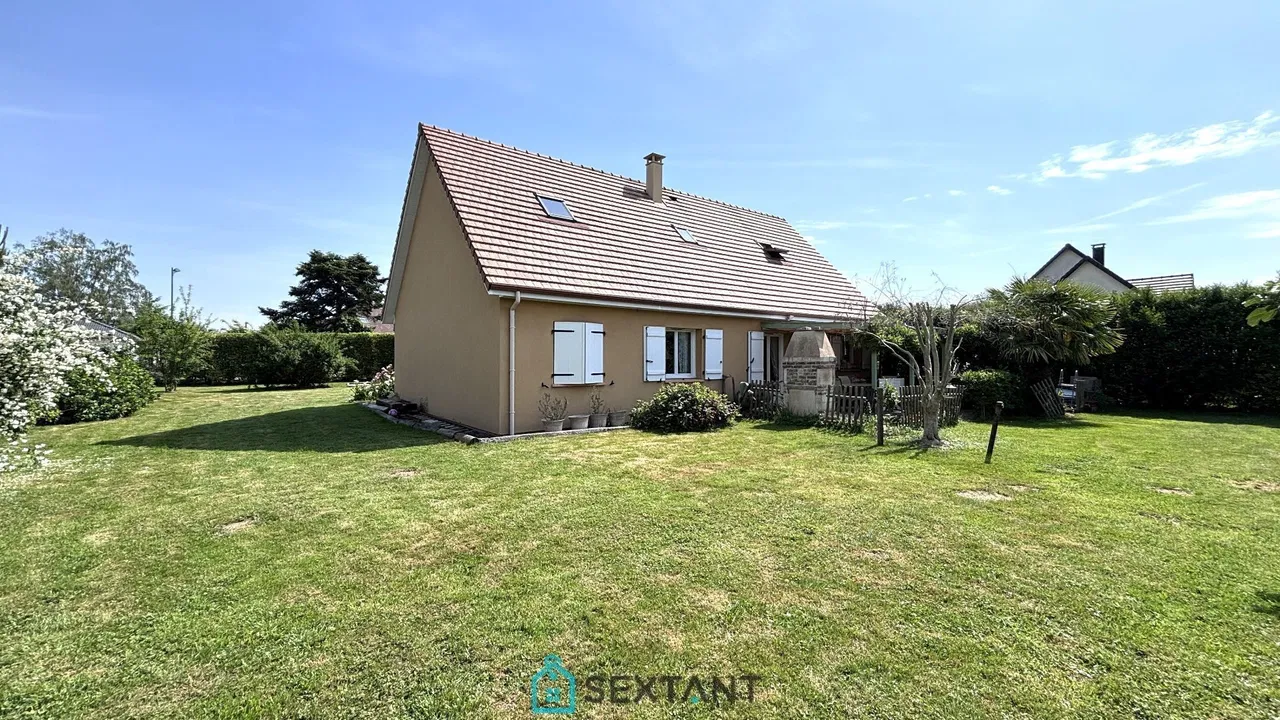 CONTEMPORARY FAMILY HOME OF 155 m² ON 1,200 m² OF LAND