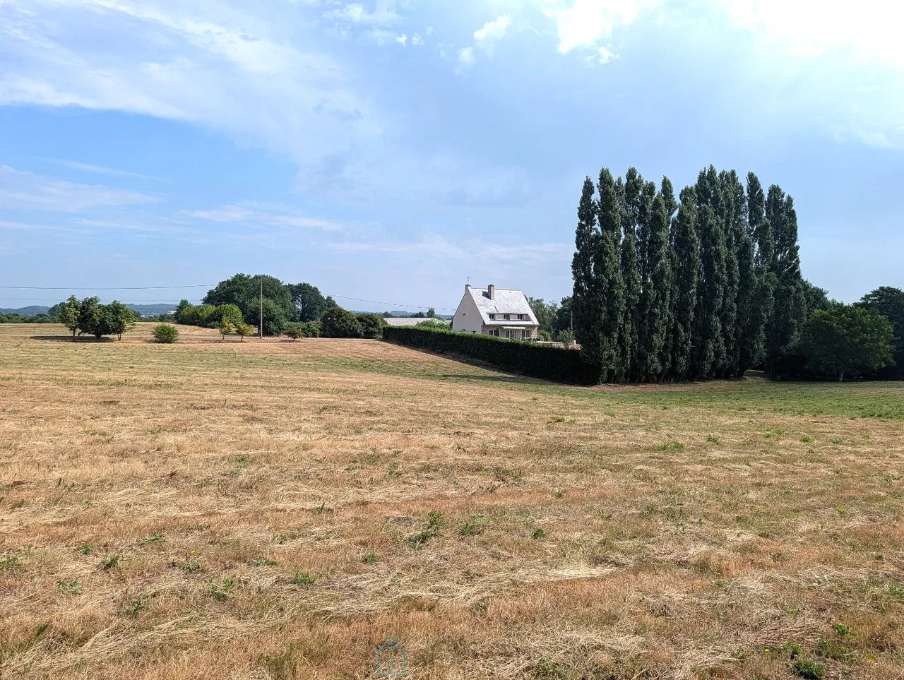 Propriété sur 27 hectares, maison 179 m2, bâtiments de 700 m2 salle de réception et 600 m2 garage