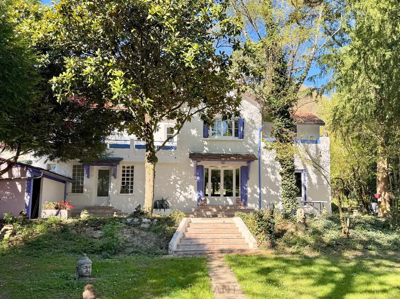 A confidential property in the heart of a tree-lined park