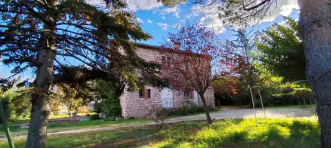 Foto de Casa Borbónica de Diseño Arquitectónico de Édouard Mas-Chancel – Arquitectura Extraordinaria, Jardín Maduro y Vistas al Monte Canigou