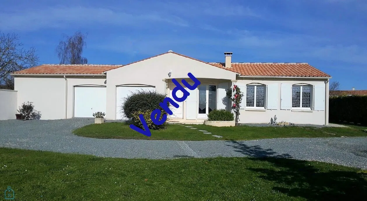 maison · SAINT JEAN D'ANGELY